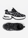 Sneakers nere con tomaia traspirante e suola bianca massiccia