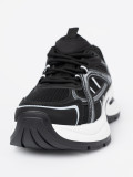 Sneakers nere con tomaia traspirante e suola bianca massiccia