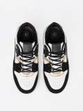 Sneakers nere e bianche con dettagli dorati