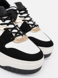 Sneakers nere e bianche con dettagli dorati