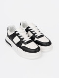 Sneakers neri e bianchi alla moda con suola spessa