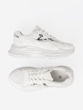 Scarpe sportive bianche con accento decorativo
