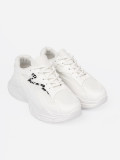 Scarpe sportive bianche con accento decorativo