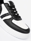 Sneakers stilosi bianchi e neri con dettagli brillanti