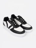 Sneakers stilosi bianchi e neri con dettagli brillanti
