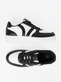 Sneakers stilosi bianchi e neri con dettagli brillanti