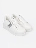 Sneakers bianchi con accento metallico argento