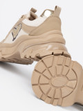 Sneakers beige con cuore dorato decorativo