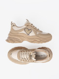 Sneakers beige con cuore dorato decorativo