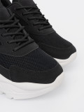 Sneakers nere sportive con suola bianca spessa