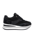 Sneakers nere moderne con dettagli lucidi