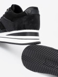Sneakers nere moderne con dettagli lucidi