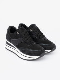 Sneakers nere moderne con dettagli lucidi