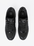 Sneakers nere moderne con dettagli lucidi