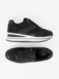 Sneakers nere moderne con dettagli lucidi