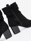 Stivaletti neri in suede con tacco a blocco e gambale arricciato
