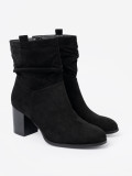 Stivaletti neri in suede con tacco a blocco e gambale arricciato