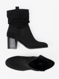 Stivaletti neri in suede con tacco a blocco e gambale arricciato