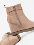 Stivaletti beige con tacco a zeppa e fibbia decorativa