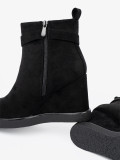 Stivaletti neri in suede con elegante fibbia