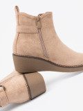 Stivaletti beige su comodo tacco basso
