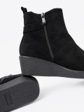 Stivaletti neri in suede con inserto elastico