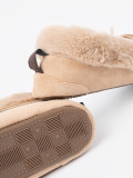 Pantofole beige calde con fiocco