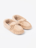 Pantofole beige calde con fiocco