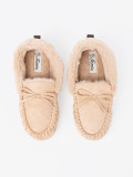 Pantofole beige calde con fiocco