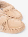 Pantofole beige calde con fiocco