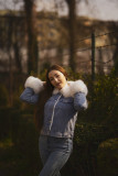Giubbotto in denim blu con pelliccia bianca