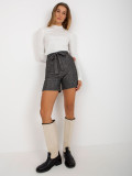 Pantaloni corti eleganti da donna in grigio scuro con cintura