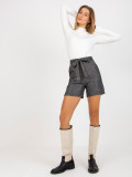 Pantaloni corti eleganti da donna in grigio scuro con cintura