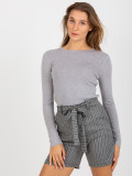 Pantaloni corti eleganti grigi da donna con righe e tasche