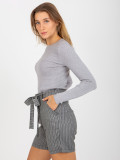 Pantaloni corti eleganti grigi da donna con righe e tasche