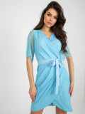 Abito da cocktail blu chiaro in pizzo con cintura