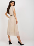 Abito midi beige con taglio svasato e plissettature