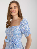 Abito estivo bianco-blu con maniche corte