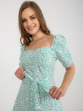 Abito bianco-verde con maniche arricciate