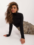 Blusa nera elegante con maniche lunghe