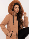 Giacca invernale comoda con cappuccio in colore camel