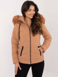 Giacca invernale comoda con cappuccio in colore camel