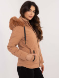 Giacca invernale comoda con cappuccio in colore camel