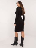 Elegante vestito nero con maniche lunghe