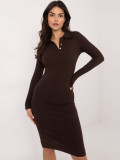 Elegante vestito marrone con maniche lunghe