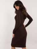 Elegante vestito marrone con maniche lunghe