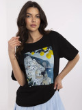 T-shirt nera stilosa con stampa