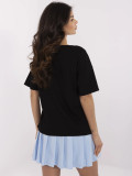 T-shirt nera stilosa con stampa