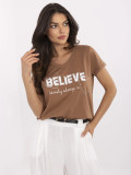 T-shirt beige con applicazione e strass