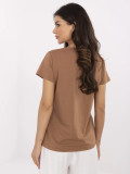 T-shirt beige con applicazione e strass